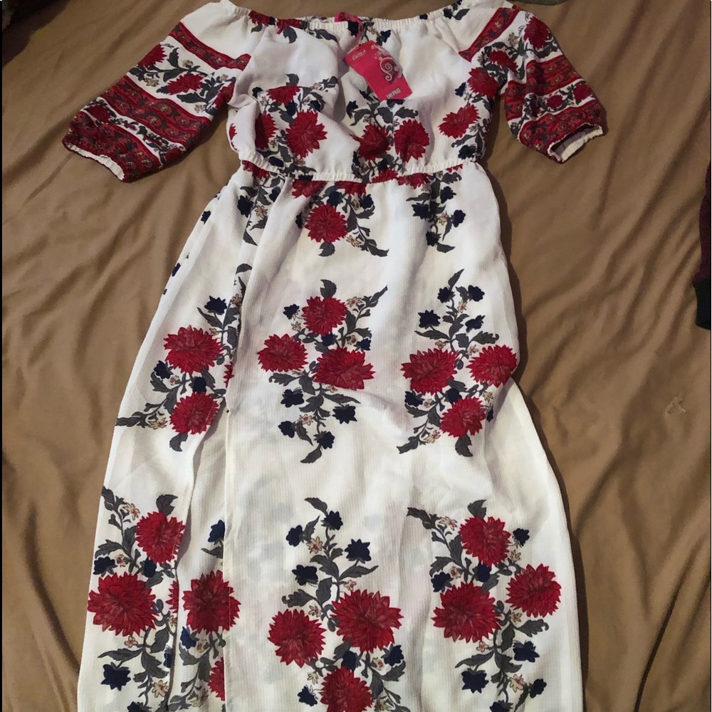 Long beautiful maxi dress w a slit on the side.